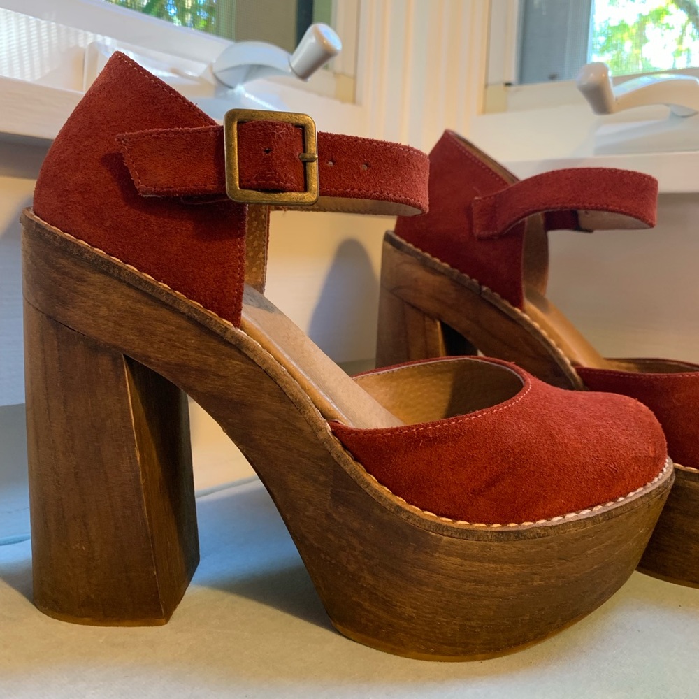 SALE FREEBIRD by STEVEN Poppy Platform Pumps